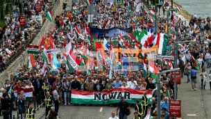Podrška Orbanu, protiv rata 